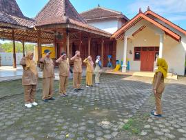 Apel Pagi Senin di Kalurahan Pampang Dipimpin Carik Adinda Ayu